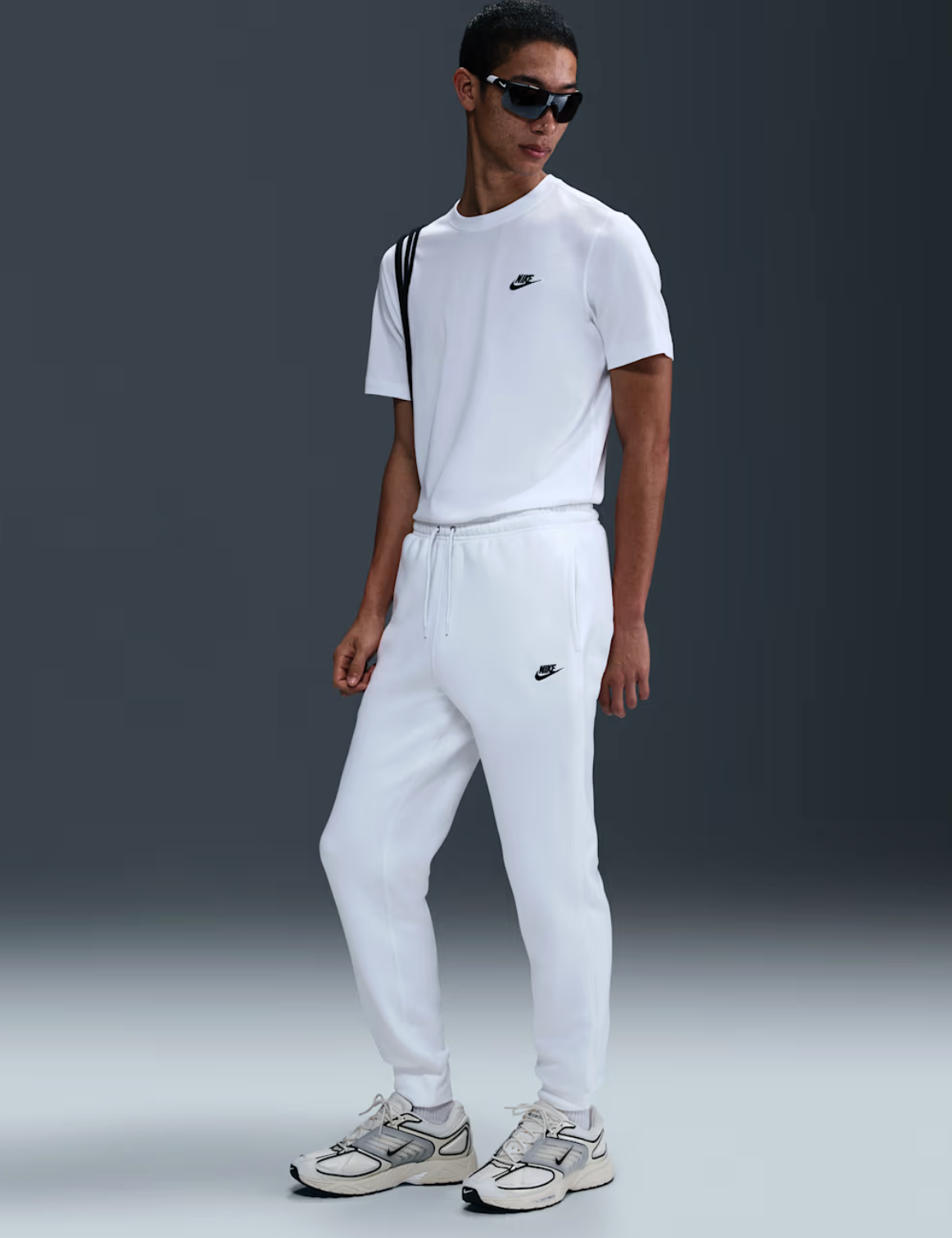 TUTA NIKE CON CAPPUCCIO