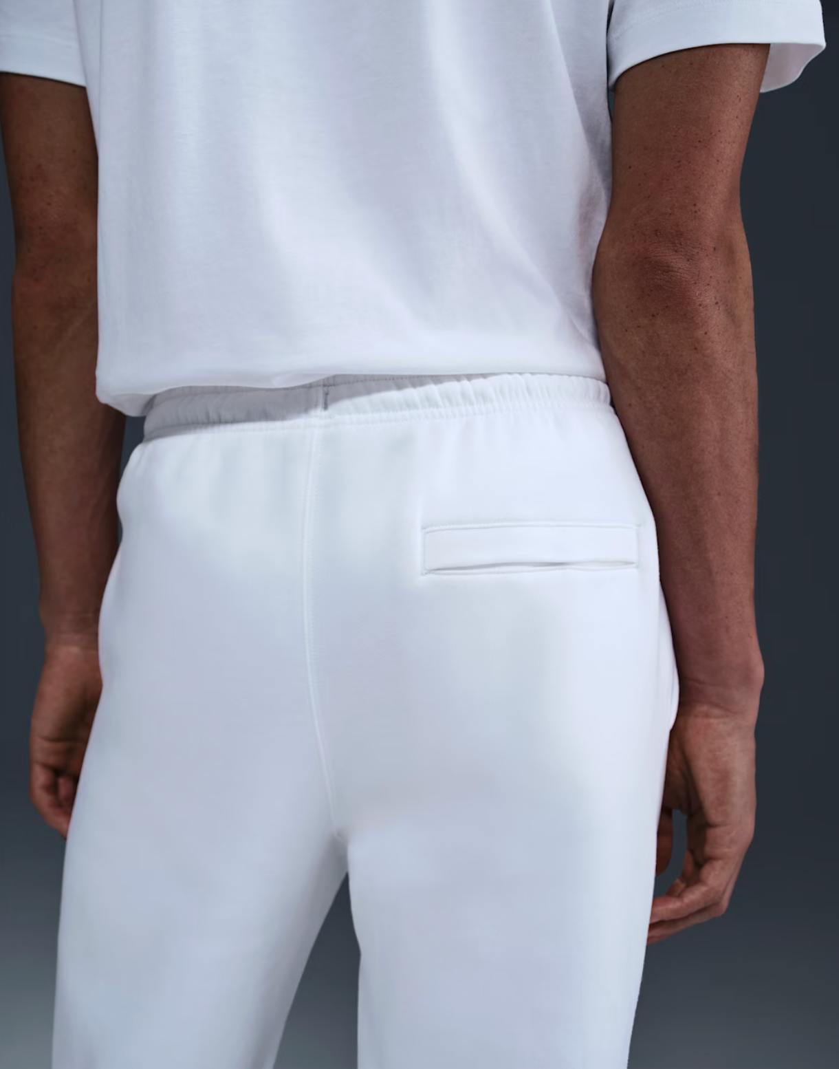 TUTA NIKE CON CAPPUCCIO